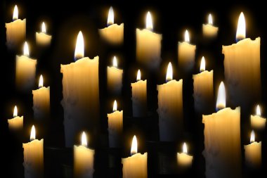 karanlık üzerinde yanan mumlar