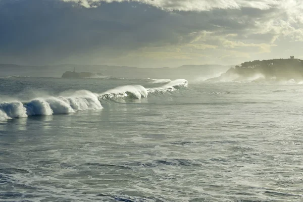 Gelombang di teluk Santander Spanyol — Stok Foto