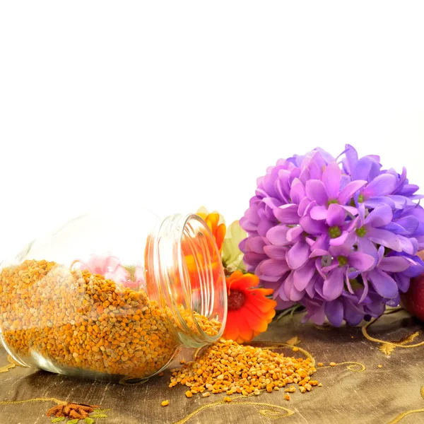 Bee pollen kopia utrymme — Stockfoto