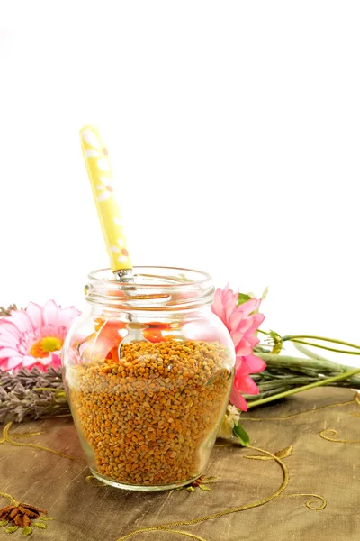 Bijenpollen in glazen pot en lepel — Stockfoto
