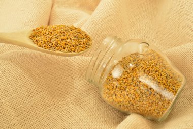 Cam Kavanoz ve tahta kaşık polen arı