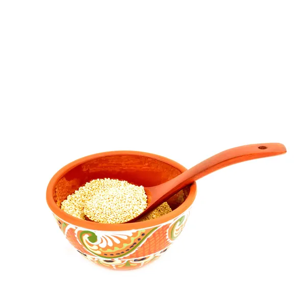 Quinoa σε πήλινα μπολ isoalted — Φωτογραφία Αρχείου