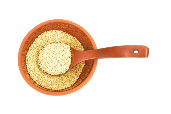 W misce gliny i drewnianą łyżką Chenopodium quinoa — Zdjęcie stockowe