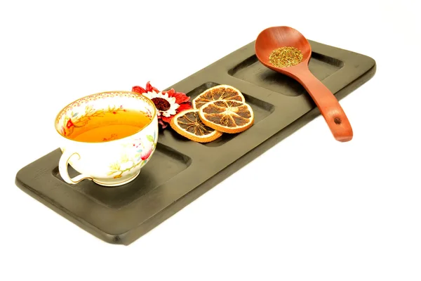 Taza de té de hierbas en bandeja de madera aislada —  Fotos de Stock