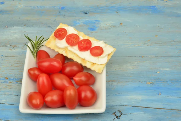 Voorgerecht kaas en cherry tomaten — Stockfoto