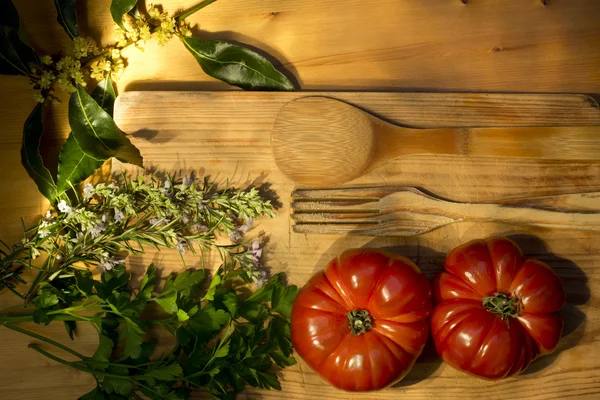 Rijpe tomaten, peterselie, laurier en rozemarijn — Stockfoto
