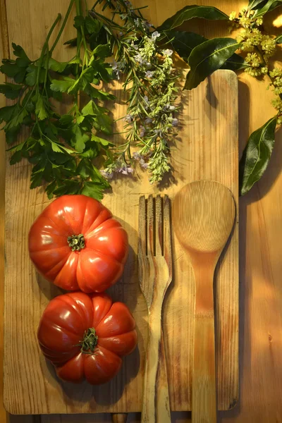 Rijpe tomaten, peterselie, laurier en rozemarijn vintage — Stockfoto