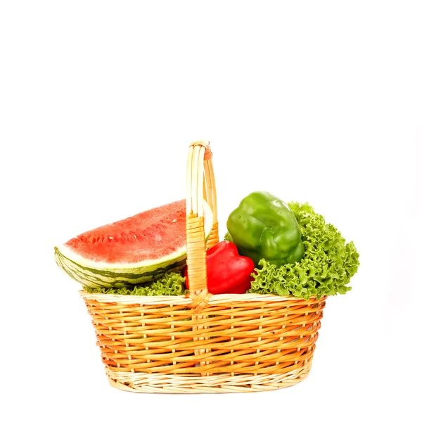 Vattenmelon och säsongens grönsaker i rotting korg — Stockfoto