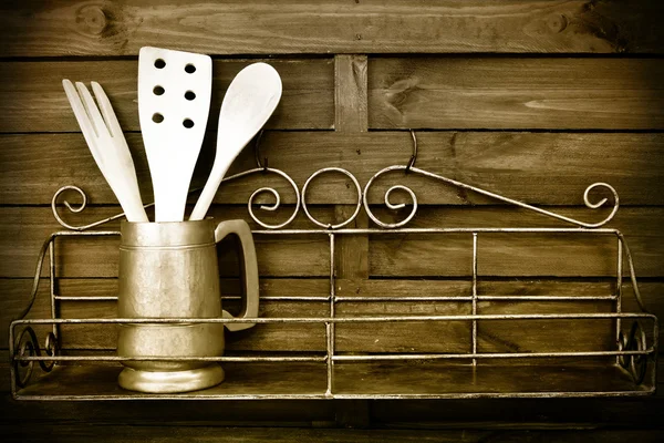 Kitchen cooking utensils on rustic kitchen wall — Zdjęcie stockowe