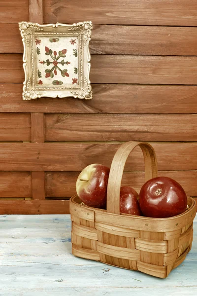 Mand met rode appels rustiek huis — Stockfoto