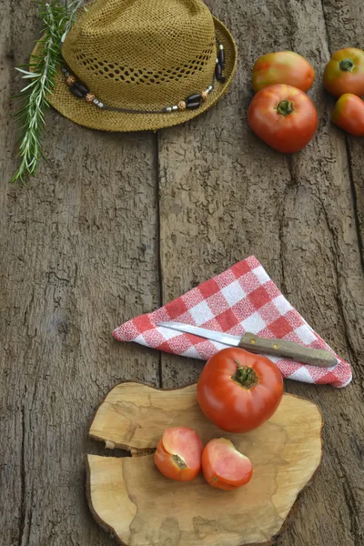 Ekologické pěstování červená rajčata na dřevěné — Stock fotografie