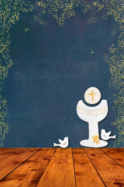 Erstkommunionhintergrund Hostie Und Vögel Vertikale Rustikale Bühne Mit Christlichen Symbolen — Stockfoto