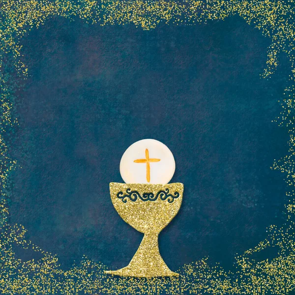 最初の聖餐式招待状 金色の氷とテキストと写真へのコピースペースと青い紙の正方形の背景にホスト ストックフォト