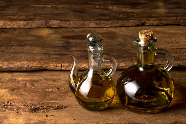 Надзвичайно Якісна Холодна Пресована Оливкова Олія Дві Старі Скляні Пляшки — стокове фото