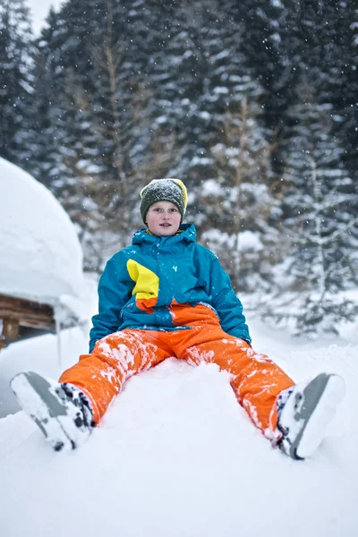 雪の中で少年 — ストック写真