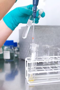 laboratuarda çalışıyorum