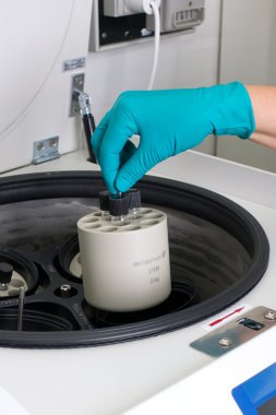 laboratuarda çalışıyorum