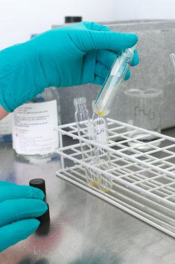 laboratuarda çalışıyorum