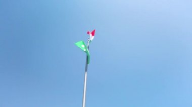 Avrupa Birliği bayrağı ve İtalyan bayrağıyla kısa bir klip, rüzgarda sallanıyor, yan yana, Como, Lombardy, İtalya 'da. Bulutlu, bulutlu bir yaz günü. 4K klibi.