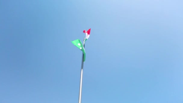 Krótki Klip Flagą Unii Europejskiej Włoską Flagą Machający Wietrze Obok — Wideo stockowe