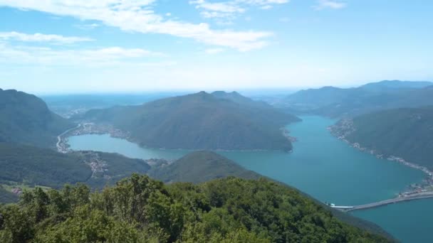 イタリアのバルコニーの丘の上からの豪華な景色 ルガーノ湖 ルガーノ市などの都市の上 カメラは左から右へパンし ビューは遠くスイス スイスアルプスへのすべての方法に入ります 国境のイタリア側から撃たれた — ストック動画