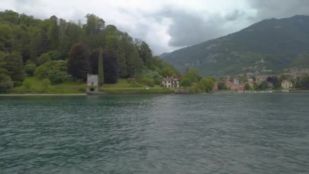 Lenno Şehrinin Yakınlarında Como Gölü Yelken Açan Bir Tekneden Kısa — Stok video
