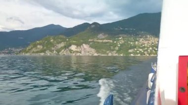Como Gölü 'nde, Varenna' dan Menaggio 'ya giden bir tekneden kısa bir atış. Biraz bulutlu ama güzel bir yaz günü. 4K