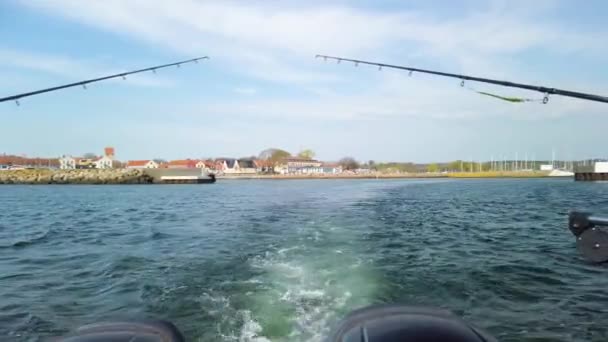 Vissersboot Creëert Spetterende Golven Zee Boot Verlaat Een Jachthaven Zweden — Stockvideo