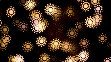 Soyut bulanık, düşük derinlikteki alan bokeh ışık şekilleri. Canlı, renkli ışık efektleri, farklı renk ve noktalardan oluşan 4K arkaplan videosu. Noel arkaplanı için mükemmel