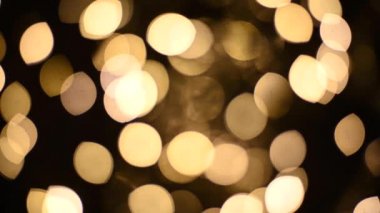 Soyut bulanık, düşük derinlikteki alan bokeh ışık şekilleri. Canlı, renkli ışık efektleri, farklı renk ve noktalardan oluşan 4K arkaplan videosu. Noel arkaplanı için mükemmel