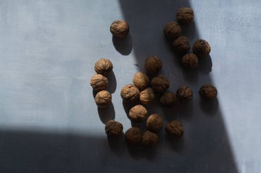 Işıkta ceviz yığını ve kırsal arka planda gölge, natürmort yemek fotoğrafçılığı.