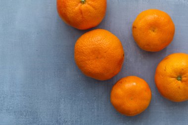 Lezzetli, lezzetli mandallar kırsal bir arka planda yatıyor. Yemek fotoğrafçılığı. Metnin için mandalların etrafında boş alan bırak.