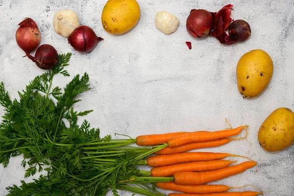 Червона Цибуля Картопля Свіжа Морква Лежать Сільському Кухонному Столі Розміщені — стокове фото