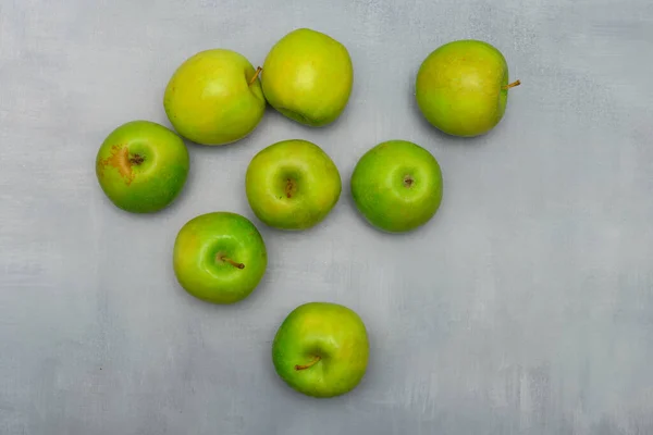 Martwe Zdjęcie Świeżych Zielonych Dojrzałych Jabłek Szarym Rustykalnym Stole Martwa — Zdjęcie stockowe
