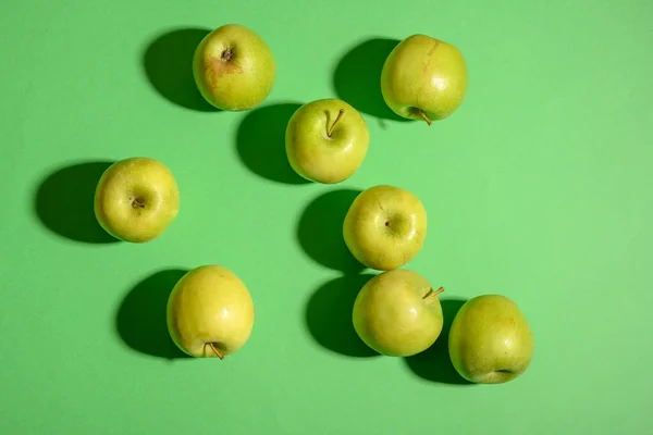 Yeşil Arka Planda Taze Olgun Elmaların Natürmort Fotoğrafı Birçok Amaç — Stok fotoğraf