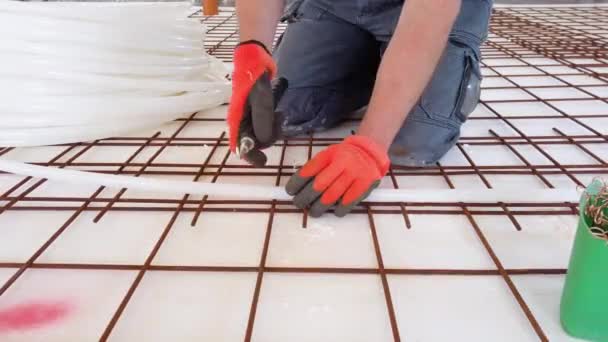 Homme Tout Faire Pour Installer Chauffage Sol Dans Une Maison — Video