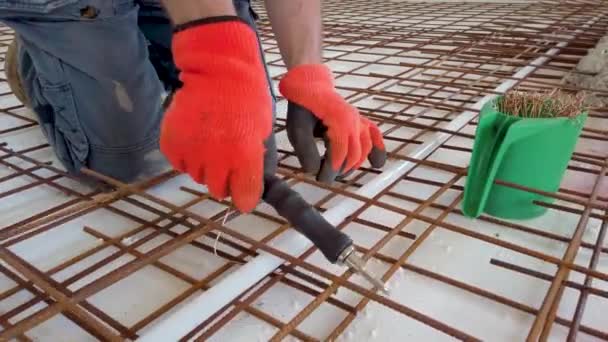 Handyman Estabelecer Piso Aquecimento Uma Casa Que Ele Está Fazendo — Vídeo de Stock