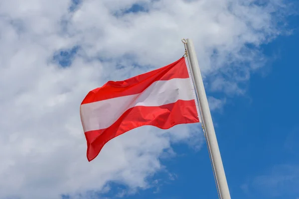Αυστριακή Σημαία Κυματίζει Στον Άνεμο Είναι Μια Όμορφη Ηλιόλουστη Μέρα — Φωτογραφία Αρχείου