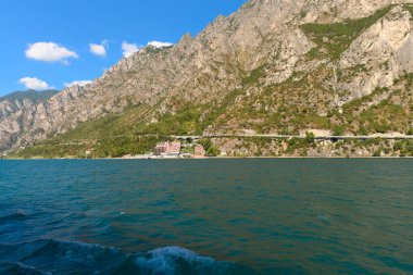 İtalya 'daki güzel Garda Gölü, bir turist feribotunda görüldü. Çok güzel bir yaz günü, birazcık bulutlu..