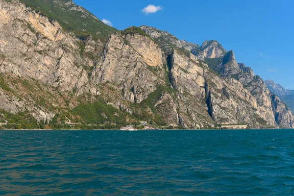Plachtění Kolem Turistického Trajektu Krásném Jezeře Garda Itálii Jeho Krásné — Stock fotografie