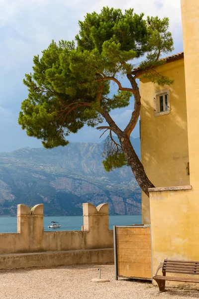 Bellissimo Lago Garda Italia Visto Una Piccola Piazza Nel Comune Immagini Stock Royalty Free