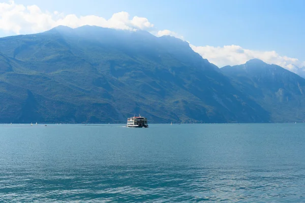 Navigando Passato Traghetto Turistico Sul Bellissimo Lago Garda Italia Sua Immagini Stock Royalty Free