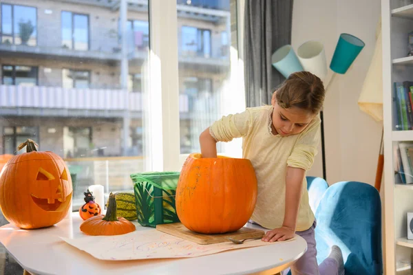 Aranyos Kaukázusi Lány Körüli Kivágott Egy Tököt Halloweenkor Odabent Kivágja — Stock Fotó