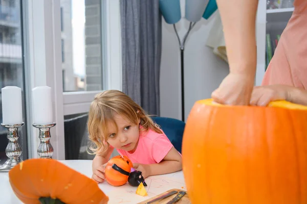 Aranyos Kis Kaukázusi Lány Segít Anyjának Kivágni Egy Tököt Halloweenkor — Stock Fotó
