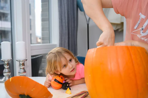 Aranyos Kis Kaukázusi Lány Segít Anyjának Kivágni Egy Tököt Halloweenkor — Stock Fotó