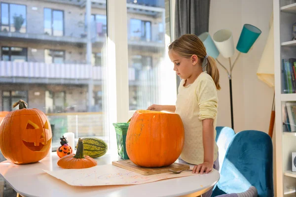 Aranyos Kaukázusi Lány Körüli Kivágott Egy Tököt Halloweenkor Odabent Kivágja — Stock Fotó