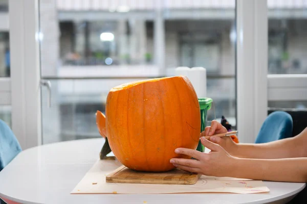 Mujer Dibujando Una Calabaza Grande Con Bolígrafo Para Que Sepa —  Fotos de Stock