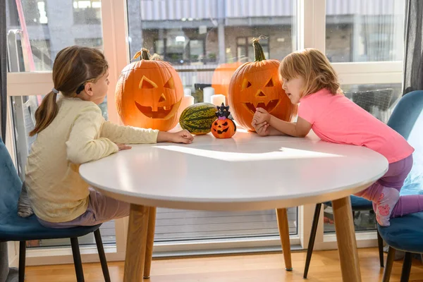 Két Aranyos Kaukázusi Lány Nézi Halloweeni Töklámpásokat Amiket Kivágtak Bent — Stock Fotó