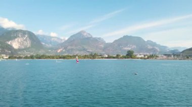 İtalya 'daki güzel Garda Gölü, Riva del Garda' dan kalkan bir turist feribotunda görüldü. Çok güzel bir yaz günü, birazcık bulutlu..