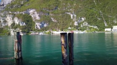 Limone şehrinden Garda gölü kıyısına doğru yelken açıyorlar. Turist feribotundan vurulmuş. Güneşli güzel bir yaz günü. 4K stok video